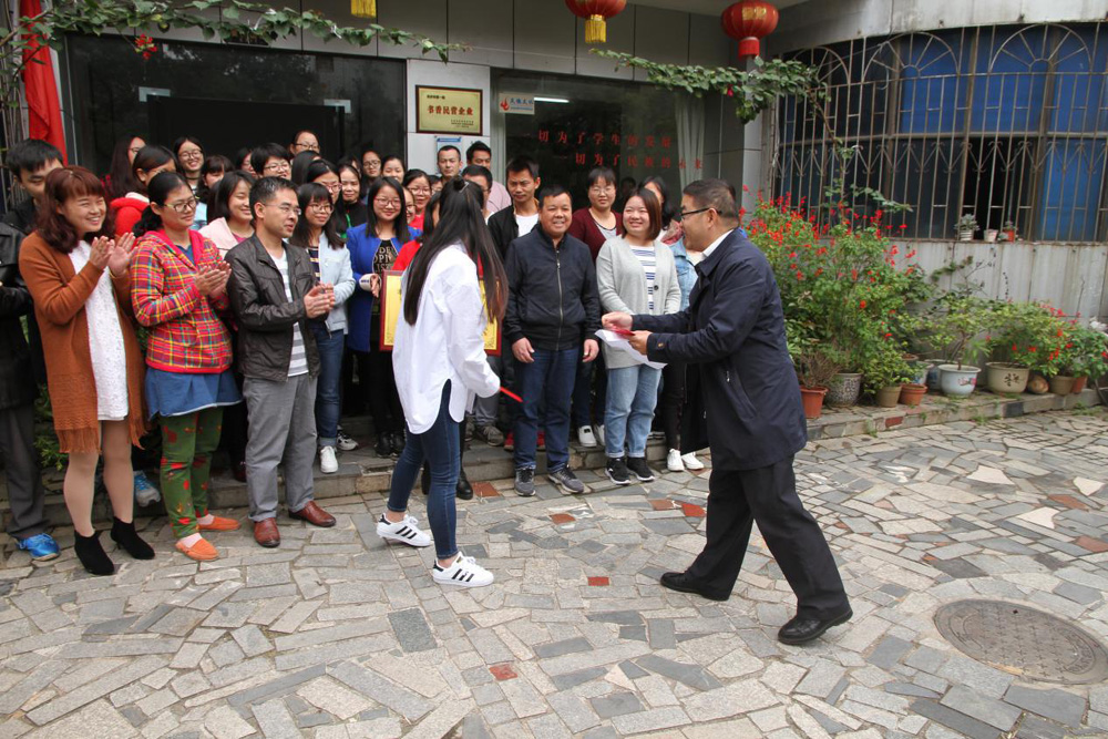 熊祖平主任為語文編輯張輕霓頒獎