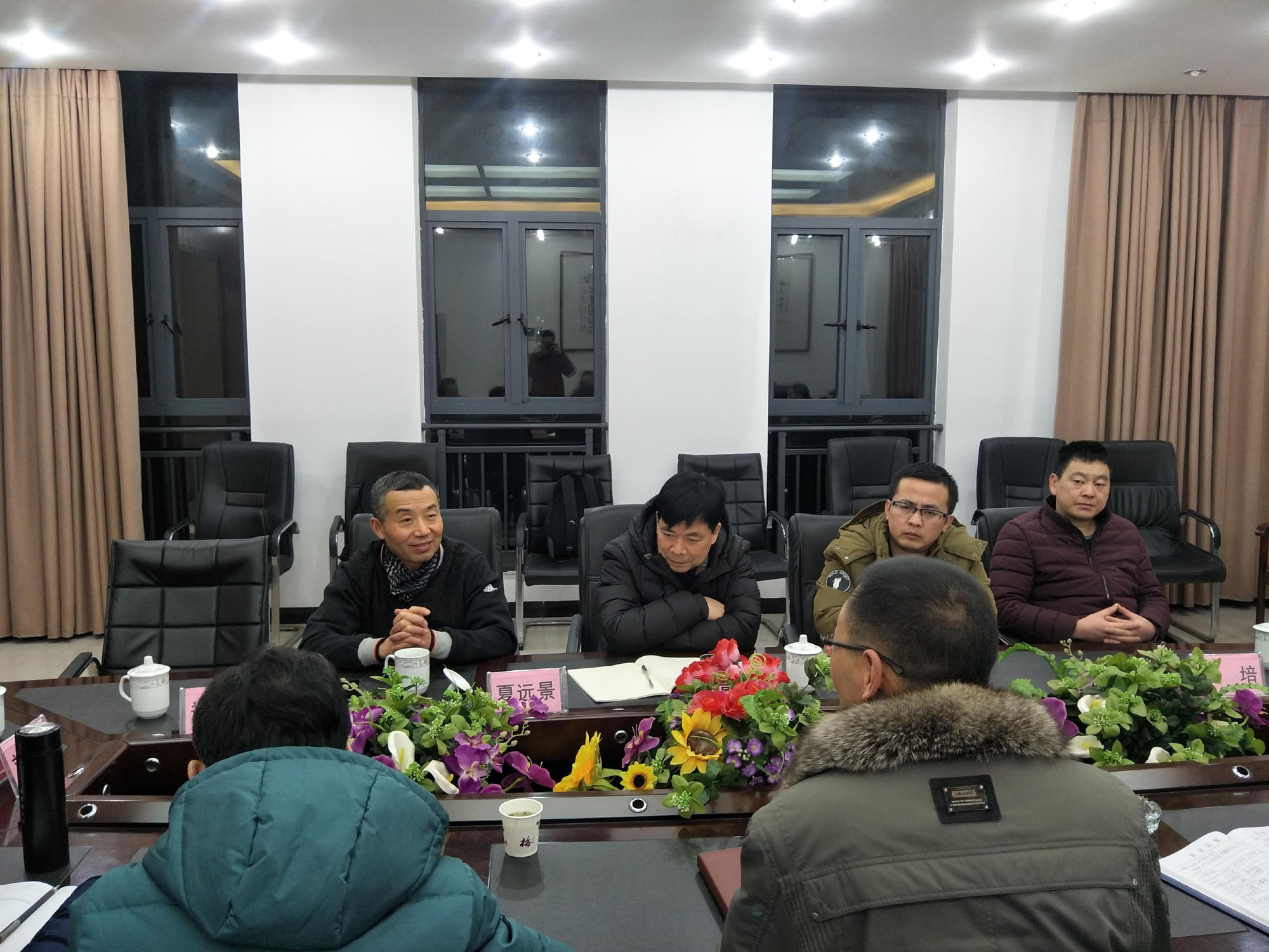 講座現場，老師和學生們認真聆聽專家的授課